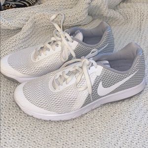 White Nike flex experience rn 6